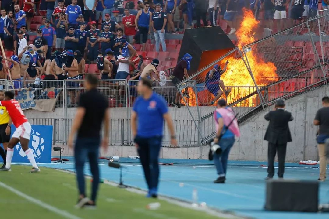  球迷冲突导致比赛中断警方介入调查  