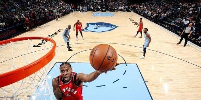  太阳客场大胜灰熊巩固榜首优势  