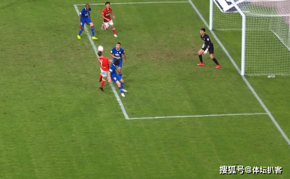  拜仁主场灯光故障，比赛中断十分钟引争议  