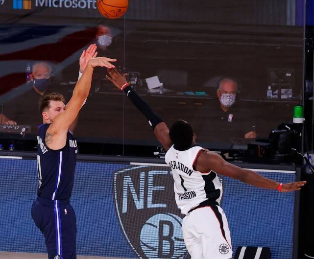  东契奇绝杀助独行侠晋级  